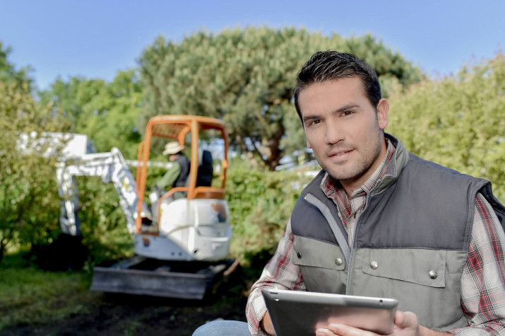 Responsable en entreprise d’extérieurs pour encadrer des équipes sur le terrain. - Responsable ou adjoint technique des services d’espaces verts des collectivités publiques. - Assistant en bureau d’études pour participer à la conception et l’étude de projets. - Chef d’entreprise ou d’agence paysagiste.